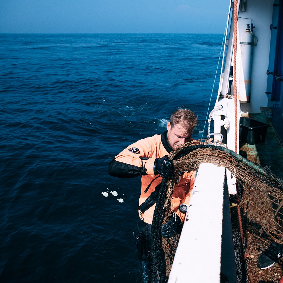 Diver_and_net_79fdbc10-714a-4c64-b79c-1f9a3d4e5e34.jpg