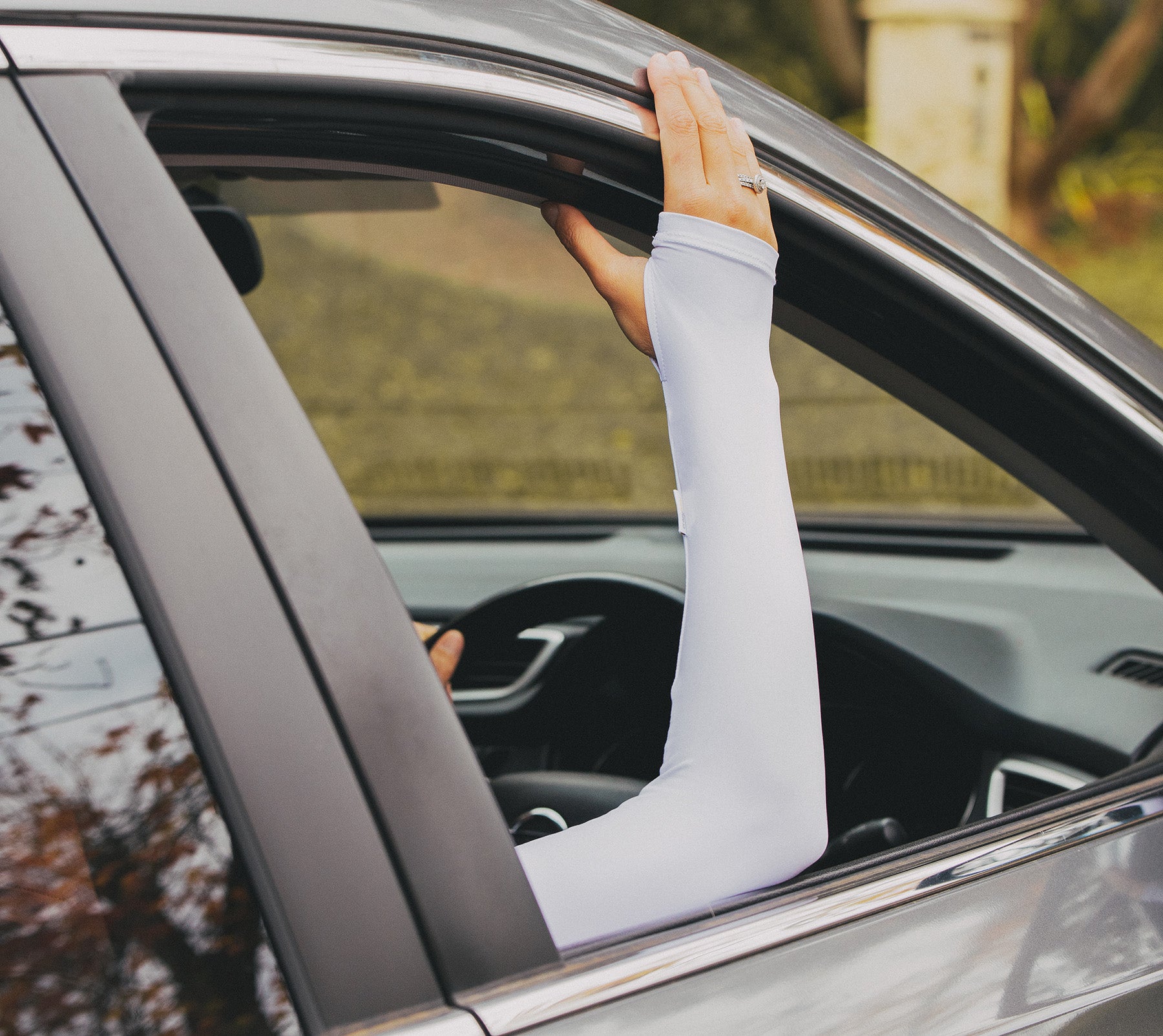 crazy-arms-white-thumbhole-car-in-situ-2c.jpg